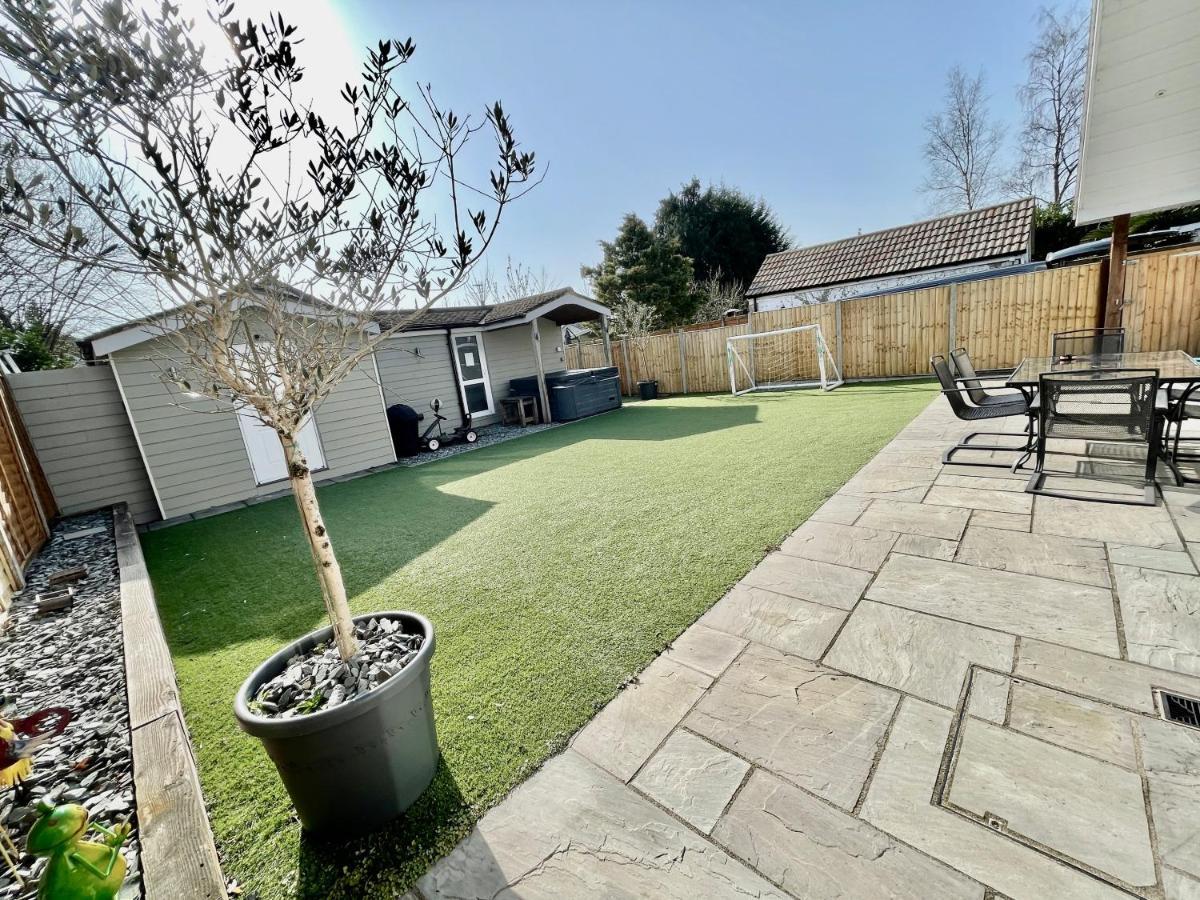 Four Corners Holiday Home Hot Tub & Sauna Ferndown Exterior foto