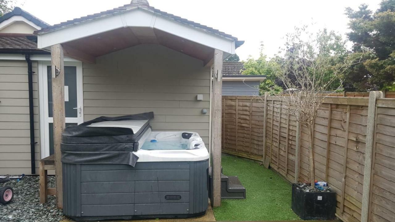 Four Corners Holiday Home Hot Tub & Sauna Ferndown Exterior foto
